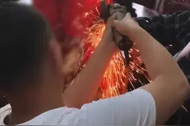 又见婚闹！新郎被亲友铁链锁头钥匙却丢了，无奈动用切割机图片