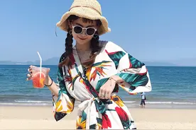 海边穿搭不一定选浅色，搭配师：亮色更出众，试试这3种时髦单品图片