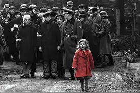 红衣小女孩对德军说：叔叔，能把我埋浅一点吗，我怕妈妈找不到我图片