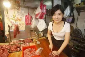 农村美女集市上卖猪肉生意红火，被称为“猪肉西施”图片