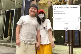 UZI晒情人节礼物，香奈儿并非重点，看到T恤价格后，水友酸了图片