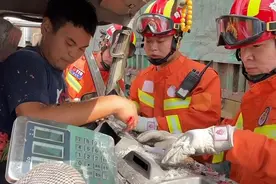 暖心后续来了！出车祸后 他接到一通电话却恳求消防员不要出声图片