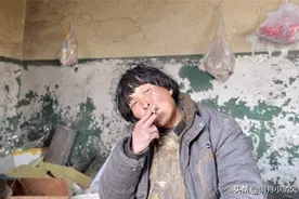 昆仑女神：坚守昆仑20年，从女青年变乞丐，军车路过都鸣笛致敬图片