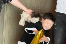 沈腾为儿子庆六一，豪宅曝光整排落地窗显奢华，客厅大到能骑小车图片