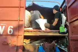 货车非法改装复式车厢载16人上路，后果很严重！图片