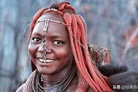 世界上最脏的女人！用牛粪做头饰，一生从不洗澡图片