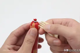 才清楚，火腿肠铝环下藏着个“小机关”，轻轻一戳完整打开，真棒图片