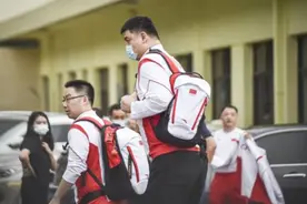 感动！中国女篮球员除了找朱婷和赵帅合影，也纷纷和姚明拍照留念图片