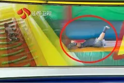 充气城堡被掀翻：多名儿童被压...家长抱娃痛哭：快救救我们！图片