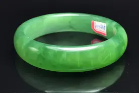 精品「猫眼手镯」和田玉7号老坑碧玉，冰底料，通体活猫眼效应图片