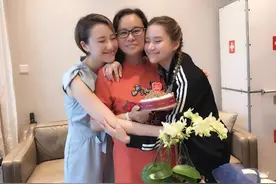 赌王千金深V过生日，传是利智女儿，患病赌王曾不惜出院为她庆生图片