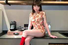 超短紧身裙搭配红色长靴，VAVA的私服热辣又抢眼，好身材尽收眼底图片