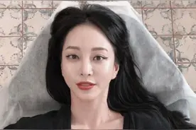 韩艺瑟胸口纹纹身晒照 好身材若隐若现图片