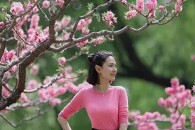 程莉莎针织衫搭配裙子，桃花树下状态真年轻，郭晓东真有福气图片