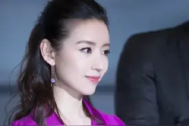 董洁侧颜太美了吧！穿玫紫色连衣裙配半马尾亮相，美到不敢认图片