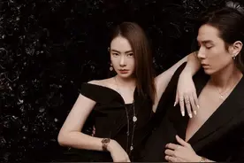 咬手指、半裸拥抱，戚薇夫妻还不够甜？图片