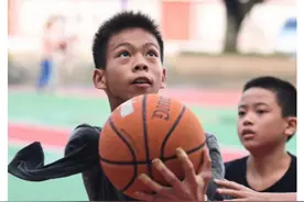 13岁独臂少年成灌篮高手：爹娘什么样，孩子的命运就是什么样图片