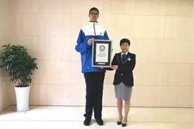 世界最高青少年出现在中国，四川14岁男孩身高达2.21米图片