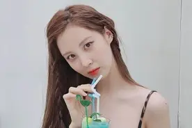少女时代徐贤晒私照 穿吊带豹纹短裙嘟嘴娇俏图片