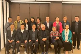 82岁李双江带小27岁娇妻聚会，啤酒肚快撑破衣服，梦鸽美艳压全场图片