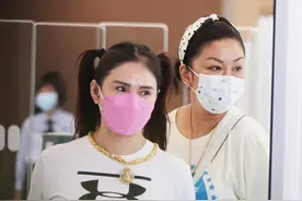 违例抽烟还砸钱侮辱执法者 新加坡两名女子各被罚一万五图片