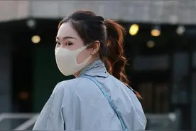 这位穿紧身裤的妹子，把脚提起来是什么意思？图片