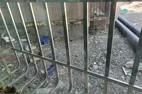 气愤！临河一小区楼上常年往下扔垃圾，一楼住户忍无可忍图片