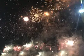 2020青岛首届世界烟花大会在城阳区羊毛沟花海湿地公园上演图片