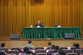 李泽进给全市公安民警上专题党课图片