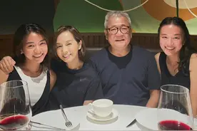 毛舜筠庆祝与长女重聚晒全家福，74岁丈夫白发出镜，合照似三代人图片