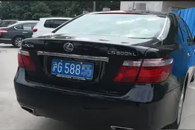 南通街头实拍外地牌照豪车，车牌框暴露了真实身份！图片