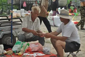 82岁白发白须老人，四代中医世家，入土前想为“多病儿”寻个媳妇图片