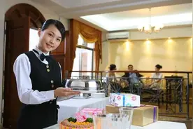 为什么酒店床尾都会放一块布？难道是用来擦脚？酒店小妹告诉你图片