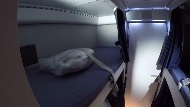 客机长途飞行时，飞行员和空乘人员睡在哪里？