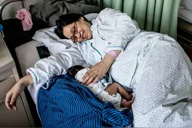 坐月子说是休息，却要频繁喂奶、换尿布，月子里产妇咋才能休息好图片