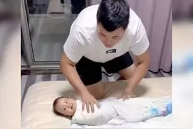 亲爸用被子把娃裹成蚕蛹，娃被逗得咯咯直笑，网友：好玩才最重要图片