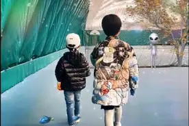 靳东老婆罕晒娃庆生，6岁大儿子身高惊人，脚踩上千名牌球鞋？图片