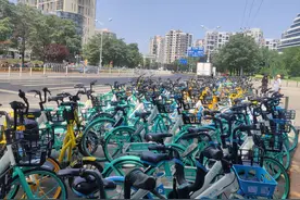 添堵！望京SOHO写字楼前，共享单车堵楼门又堵车道图片