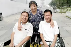 乞讨卖唱做美食主播…六旬母亲为养活俩渐冻症儿子拼了命：“他们没我活不下去”图片