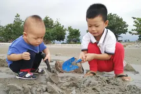 孩子带得越干净越容易生病？研究证明，免疫力更喜欢“脏小孩”图片