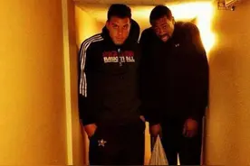 NBA巨人日常生活的困扰！张伯伦斜着睡2张床，戈塔特把车开成敞篷图片