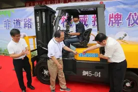 武汉市首批非道路移动机械挂上“环保标牌”图片