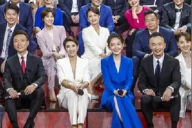 全国主持人齐聚一堂，董卿稳居C位，康辉任鲁豫左右护花图片