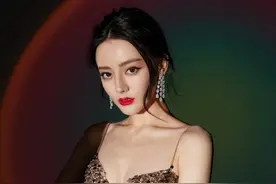 迪丽热巴这身材绝了！亮片吊带裙尽显曼妙曲线，天生大明星图片