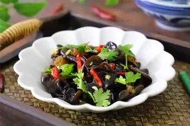 凉拌木耳好吃有诀窍，多加一步，木耳清脆爽口又营养，百吃不腻图片