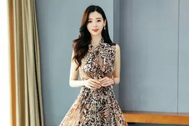 今年连衣裙的蝴蝶结这样打，搭配无袖和收腰，更动人更显女人味图片