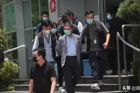 离倒闭不远！《苹果日报》董事被捕，1800万资产被冻结丨香港一日图片