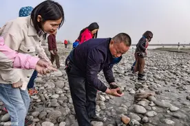 去新疆和田旅游，游客争相到河边捡玉石，真的能“一夜暴富”吗？图片