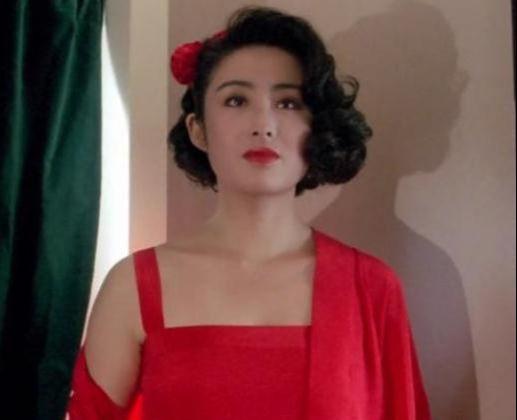 她参演了5部《逃学威龙》，戏份却越来越少，从女主逐渐演成女配