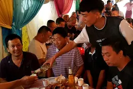 办升学宴无人捧场，邻居：宴无好宴；700分上清华，父子喝汤庆祝图片
